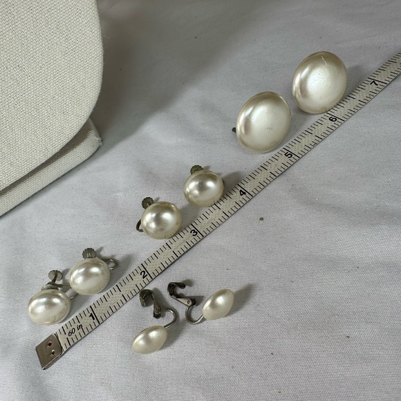 Four pair of vintage pearlized button style earrings - Picture 3 of 5